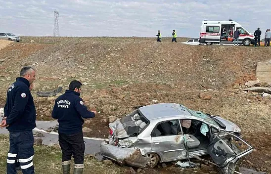 Otomobil şarampole yuvarlandı, yaralılar var...