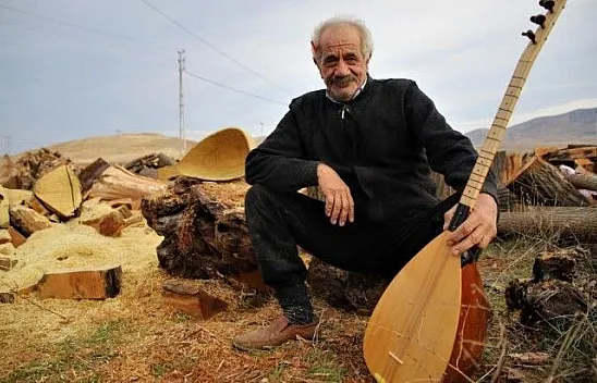 Saz teknesi yapıp Fransa'ya bile satıyor