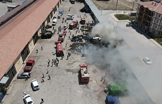 Sebze hali deposu alevlere teslim oldu