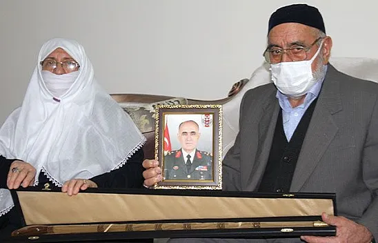 Şehit Korgeneral Osman Erbaş'ın hediyesine gözü gibi bakıyor