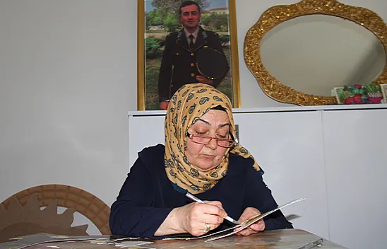 Şehit oğlu için rölyef sanatına başladı