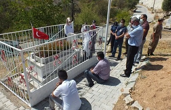 Şehit öğretmen Rüstem Şen kabri başında anıldı