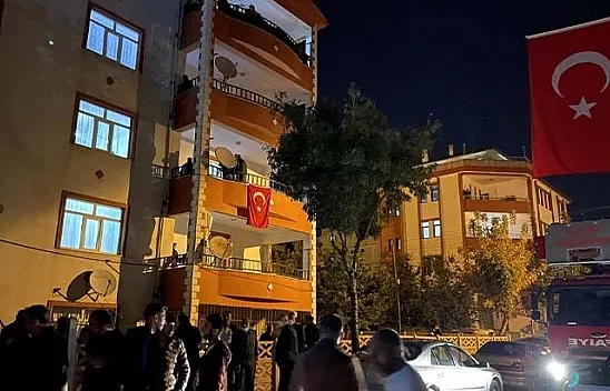 Şehit polis Cihat Şahin'in Elazığ'daki baba evi Türk bayraklarıyla donatıldı