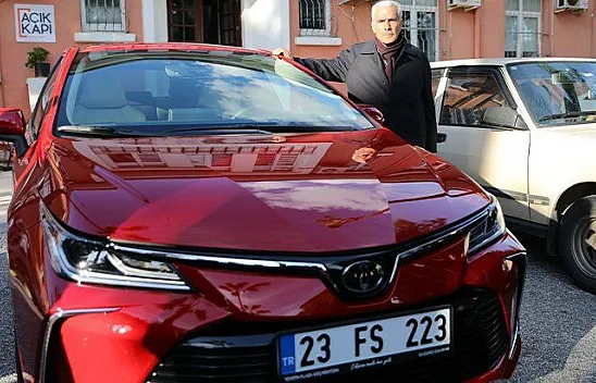 Şehit polis Fethi Sekin'in babasına otomobil hediye edildi