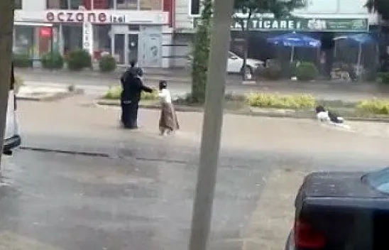 Sel çocuğu böyle sürükledi