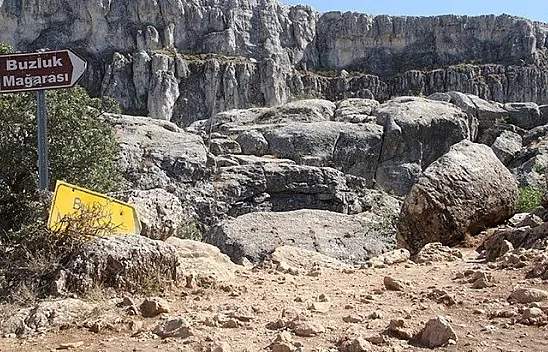 Serinlemek isteyenler 'Buzluk Mağarası'nı tercih ediyor