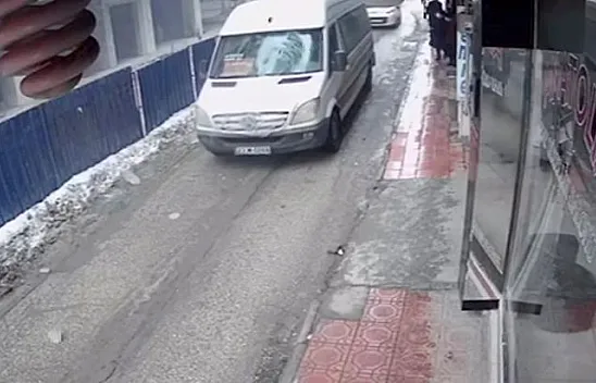 Seyir halindeki minibüsün üzerine buz kütlesi düştü