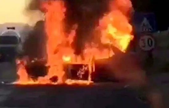 Seyir halindeki otomobil alev alev yandı