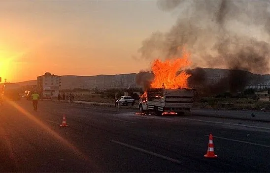 Seyir halindeki pikap alev alev yandı
