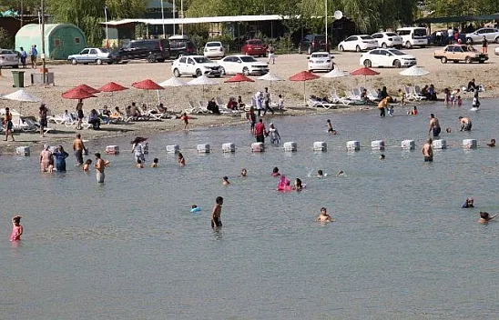 Sıcaktan bunalanlar Hazar Gölü'nde serinliyor