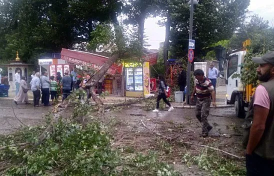 Şiddetli yağmur Elazığ'ı felç etti