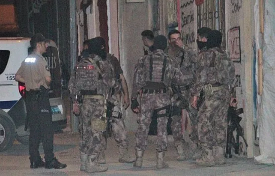 Silah çekip eve saklandılar, Özel Harekat Timi operasyonla yakaladı