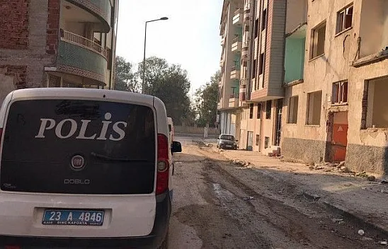 Silahla oynarken kendini vurdu