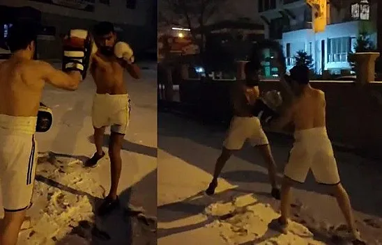 Soğuğa aldırmadan sokakta kick boks yaptılar