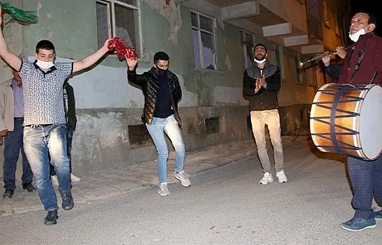 Sosyal mesafeli 'sahur halayı' renkli görüntüler oluşturdu