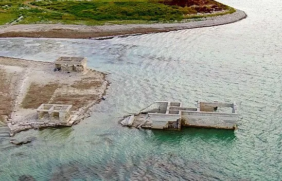 Sular çekilince 75 yıllık okul gün yüzüne çıktı