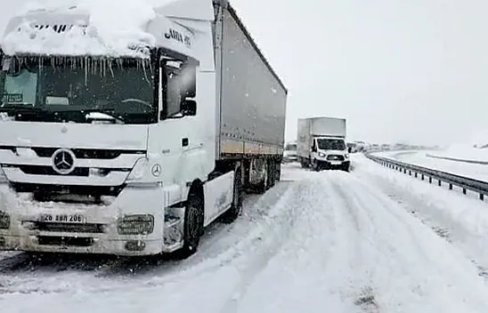 Sürücüler yollarda mahsur kaldı