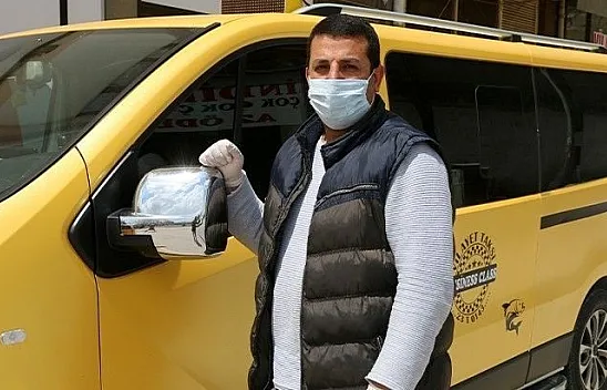 Taksici önlemini ücretsiz maske ve eldivenle aldı