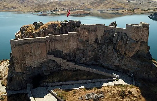 Tarihi Pertek Kalesi turistlerin uğrak yeri olacak