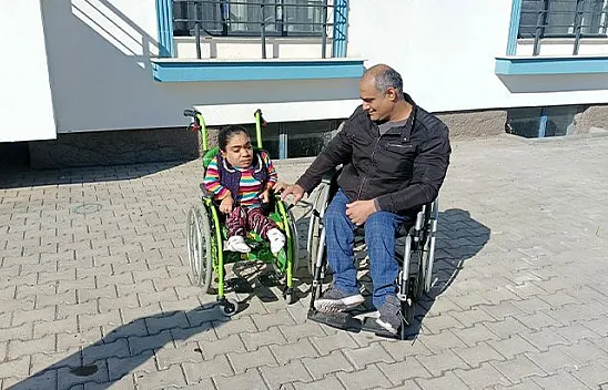Tekerlekli sandalyesi çalınan genç kıza sevindiren hediye