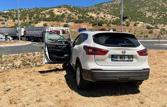 Tır ile otomobilin çarpışma anı kamerada