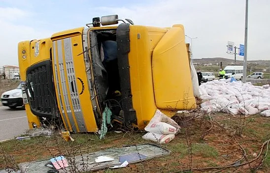 Tır refüje çarpıp devrildi