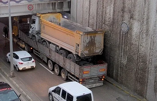 TIR sıkışıp kaldı!