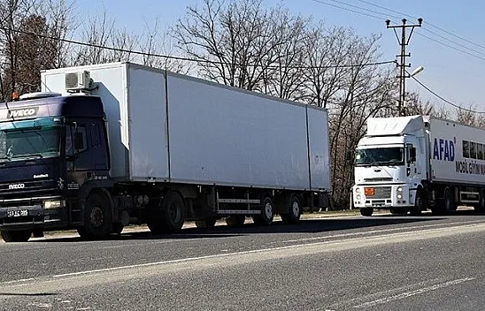 Tırlarla köylere ulaşılıyor, depremzedelerin yaraları sarılıyor