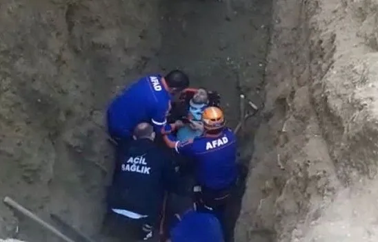 Toprak altında kalan 2 işçi kurtarıldı