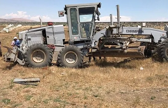 Tren, iş makinesine çarptı
