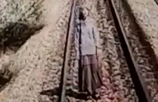 Tren rayında hareketsiz duran kadın hayatını kaybetti