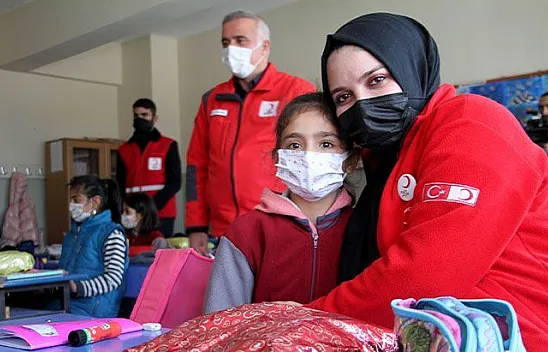 Türk Kızılayı'ndan 10 bin öğrenciye atkı bere takımı