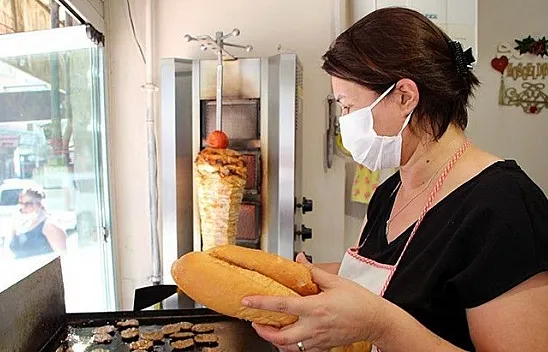 Türkmen gelin, ustalara taş çıkarıyor