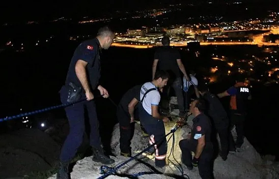 Uçurumun kenarında mahsur kalan kadın kurtarıldı