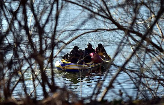 Üstleri çıkarılarak Türkiye'ye geri itilen göçmenler donarak öldü