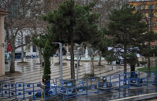Uyarılar dinlenmeyince, polis meydanı barikatla kapattı