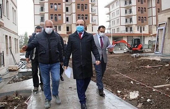 Vali Erkaya Yırık,deprem konutlarını inceledi