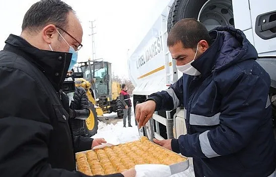 Vali Erkaya Yırık, karla mücadele ekiplerine baklava ikram etti