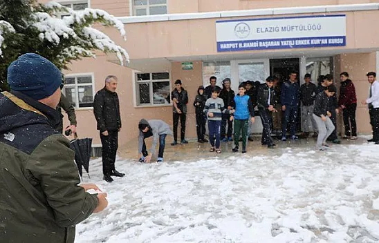 Vali Kaldırım, öğrencilerle kartopu oynadı