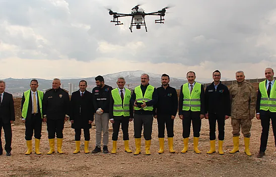 Vali Ömer Toraman, lavanta bahçesini dron ile ilaçladı
