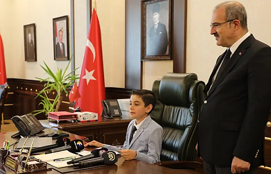 Vali Toraman koltuğunu minik öğrenciye devretti