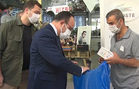 Vali Yırık, engelli şahsın tüm maskelerini satın aldı