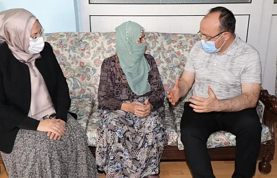 Vali Yırık, Zafer Bayramı'nda 99 yaşındaki Pembe nine ile bir araya geldi