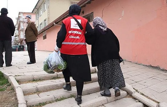 Vefalı gençler, pazara gitti yaşlılara yardım etti
