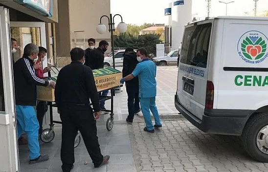 Yangında ölen 2 kardeş, tek tabutta son yolculuğuna uğurlandı