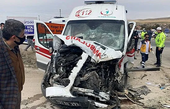 Yaralıları taşıyan ambulans kaza yaptı!