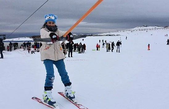 Göl manzaralı kayak merkezine ziyaretçi akını