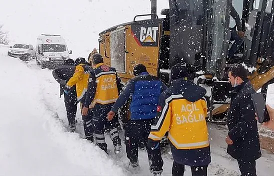 Yaşlı hasta mahsur kaldı, sağlık ekipleri yardım etti