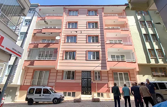 Yaşlı kadın 4. kattan otomobilin üzerine düştü