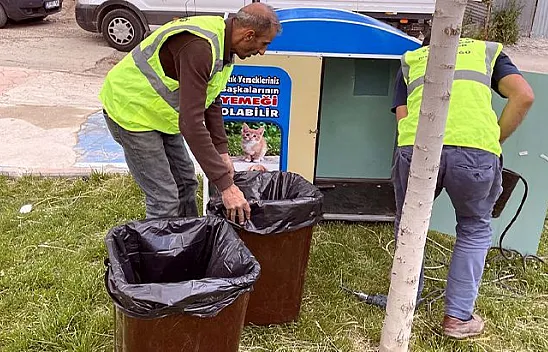 Yemek artıklarını sokak hayvanlarına ulaştırıyorlar